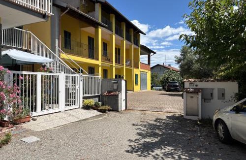Agrate Apartment | Il terrazzo sul giardino