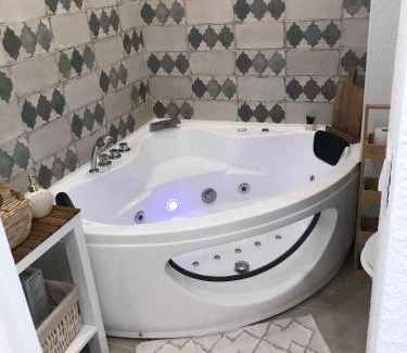 Le Barcares Apartment | Ile du Cap Couladère - Vue magnifique lac marin - Baignoire Jaccuzi - Complexe piscine, sportif, animations