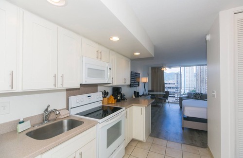 Waikiki Apartment | Ilikai Marina Studio City View Condos with Fully Equipped Kitchens & Free Wifi