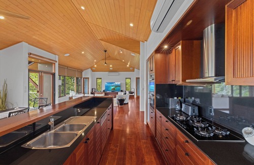 Hamilton Island House | Iluka Luxury House Hamilton Island - private pool, 2 golf buggies and transfers