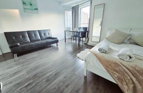 Whitechapel Apartment | Imam - Halliday House