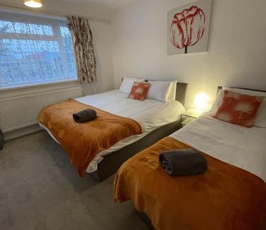 Luton House | Immaculate 3-Bed House in Luton