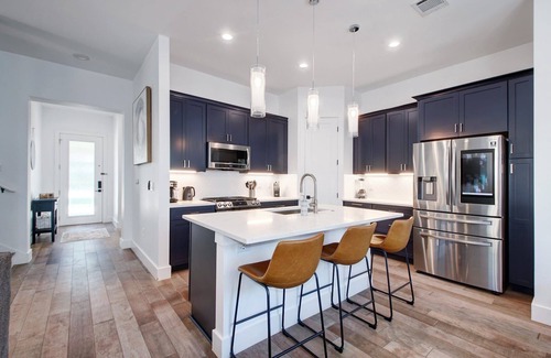 Highland House | Immaculate 3B/2.5B +Office | North Central | 30+ Days | Perfect for Temp Living