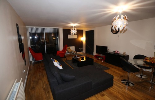 Glyndon Apartment | Immaculate Luxury Two Double Bedroom Top Floor Apartment With Great River Views