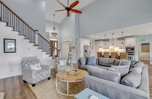 Saint Simons Island House | Immaculate Custom Home | 2.5 blocks to Beach | Heated Pool + Spa | Dog Friendly