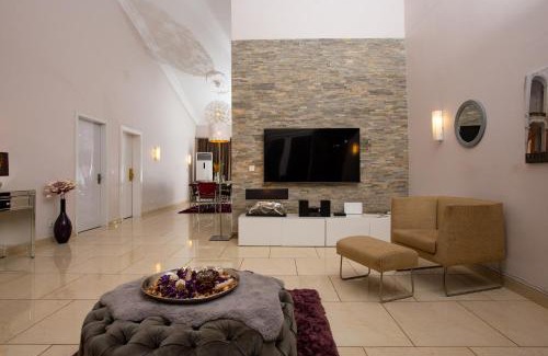 Nungua House | Impeccable 2-Bed House with Hot-Tub -Wi-Fi