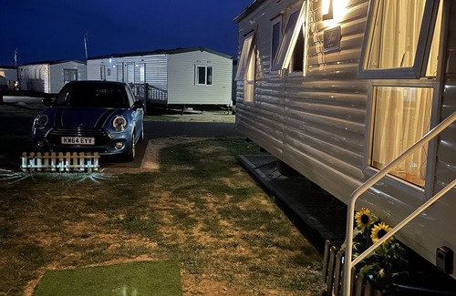 Clacton-on-Sea Cabin | Impeccable 4-bed Caravan in Clacton-on-sea