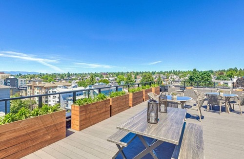 Old Ballard Apartment | Impeccable Ballard Studio w/Rooftop, BBQ, walk to dining, by Blueground