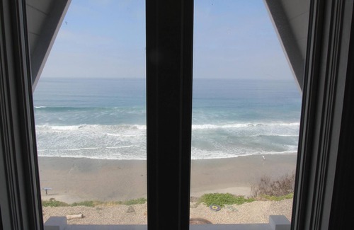 Encinitas House | Impeccable Cape Cod Oceanfront Home Overlooking Swami's Beach.