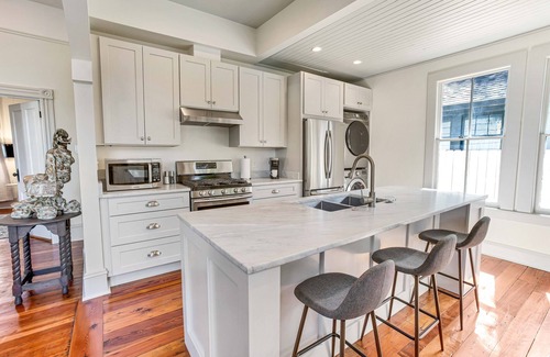 Metropolitan House | Impeccably Restored Bungalow w/Private Yard and Parking by Lucky Savannah