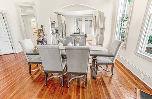 Metropolitan House | Impeccably Restored Bungalow w/Private Yard and Parking by Lucky Savannah