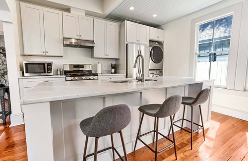 Metropolitan House | Impeccably Restored Bungalow w/Private Yard and Parking by Lucky Savannah