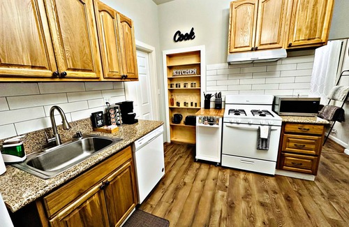 Boulevard Park House | Imperial 3BR/1.5BA - Mansion Flats Neighborhood
