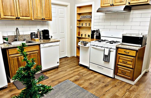 Boulevard Park House | Imperial 3BR/1.5BA - Mansion Flats Neighborhood