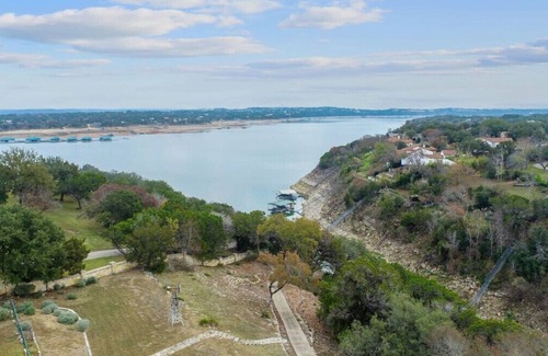 Lakeshore Ranch House | Impressive Lake View Mansion Atop Secluded Country