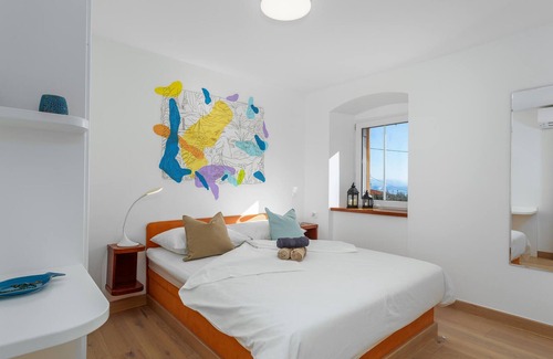 Ika Apartment | In a beautiful townhouse on the beach of Opatija-Ika welcomes you this modern apartment.