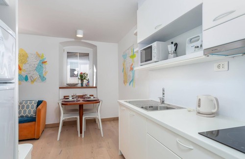 Ika Apartment | In a beautiful townhouse on the beach of Opatija-Ika welcomes you this modern apartment.
