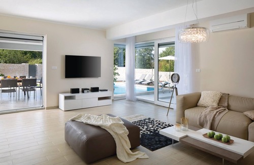 Boljevici House | In a quiet environment, in small village Vlasici, is placed this chic vacation home.