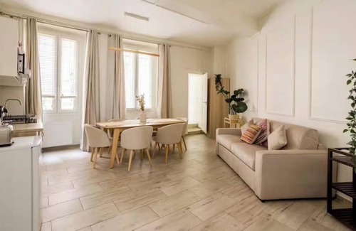 Quartier du Mail Apartment | IN BETWEEN ICONIC PLACES,THE LOUVRE,PALAIS ROYAL & PALAIS GARNIER-RUE MONTMARTRE