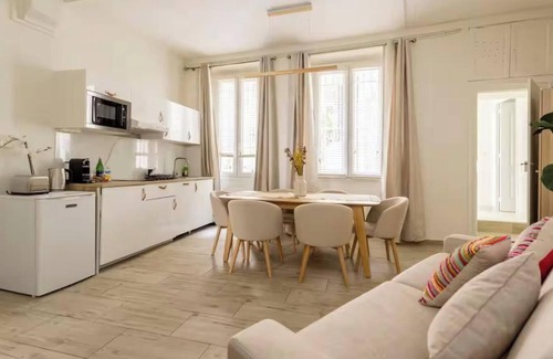Quartier du Mail Apartment | IN BETWEEN ICONIC PLACES,THE LOUVRE,PALAIS ROYAL & PALAIS GARNIER-RUE MONTMARTRE