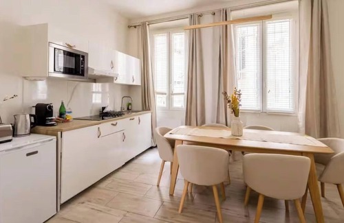 Quartier du Mail Apartment | IN BETWEEN ICONIC PLACES,THE LOUVRE,PALAIS ROYAL & PALAIS GARNIER-RUE MONTMARTRE