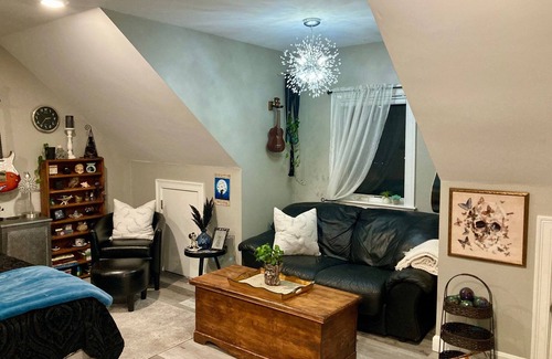 Salem Bed & Breakfast | In home mini wing private space. 💜Stay at Hal's Salem, MA