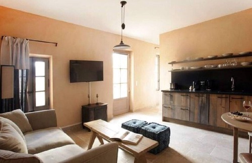 Robion Apartment | In Provence, between Gordes and Isle sur la Sorgue a charming cottage