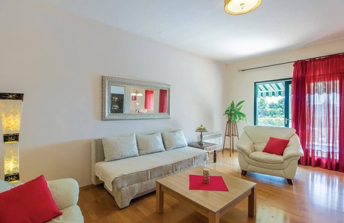 Stobrec House | In Stobrec, near Split stands this vacation home with pool on a large, enclosed plot.