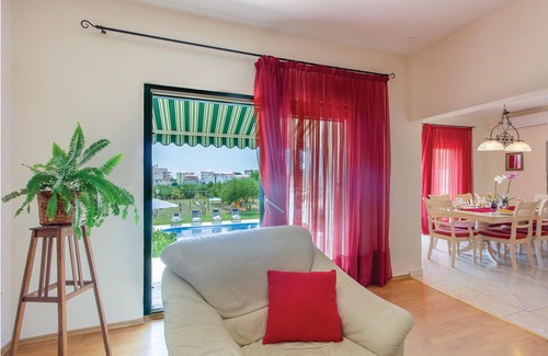 Stobrec House | In Stobrec, near Split stands this vacation home with pool on a large, enclosed plot.