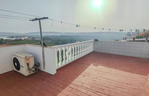Arcos de la Frontera Cottage | In the center of Arcos, above the Guadalete river and overlooking the lake of Arcos.
