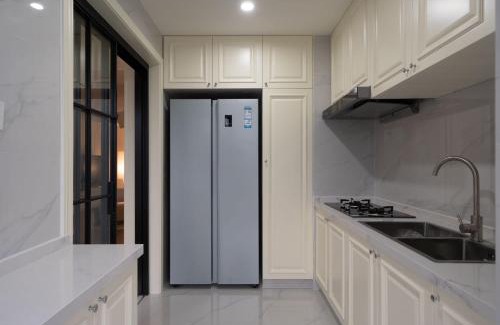 Huangpu Apartment | In the City of Center with Bund View and Orient-al Pearl TV Tower View