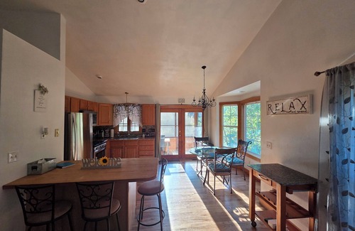 Renault House | In the Country a Beautiful 2-bedroom house with its own private lake