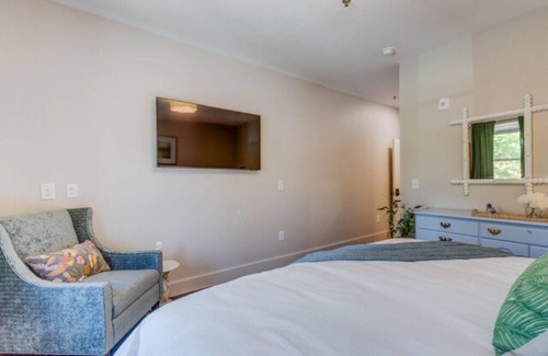 Historic Downtown Manteo Hotel | In The Garden - Room