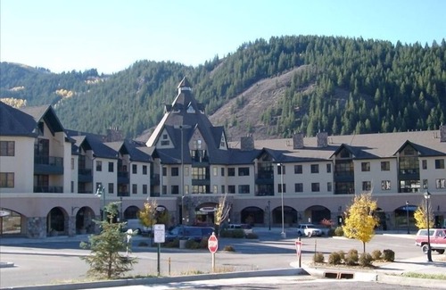 Avon Condo | In the heart of Avon -walk to restaurants & gondola! Immaculate 2bed/2bath