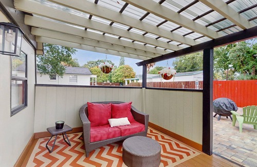 Tampa Cottage | In the heart of Tampa, rustic and convenient with AC, WIFI and close to stadiums