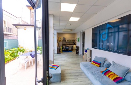 Trecastagni House | In the main square modern house