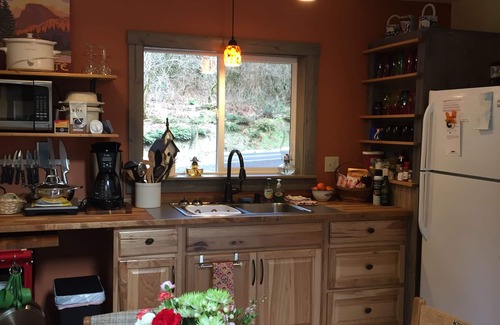 Tillamook Cottage | In the Tillamook Forest is Porcupine Cottage on the Trask River
