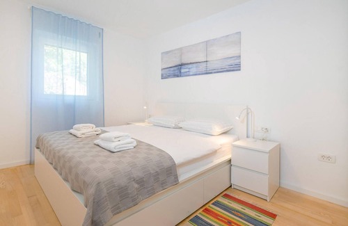 Vinjerac Apartment | In the tranquil coastal village of Vinjerac, this comfortable vacation apartment with a view of the
