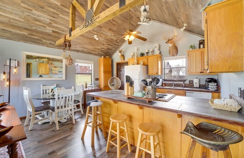 Vian Cabin | Incredible Log Home: 1 Mile from Lake Tenkiller