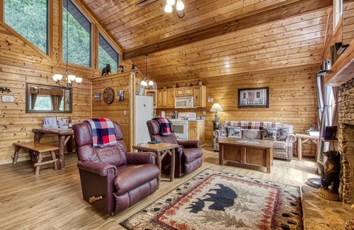 Gatlinburg - Pigeon Forge House | Incredible Mtn views, hot tub, 2king suites, WiFi, 3 decks, 10min to Dollywood