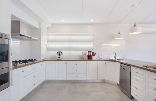 Broadbeach Waters House | INCREDIBLE VALUE - Perfect for large families