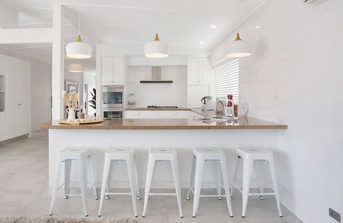 Broadbeach Waters House | INCREDIBLE VALUE - Perfect for large families