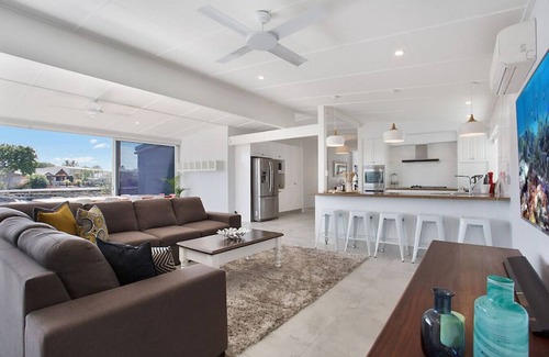 Broadbeach Waters House | INCREDIBLE VALUE - Perfect for large families
