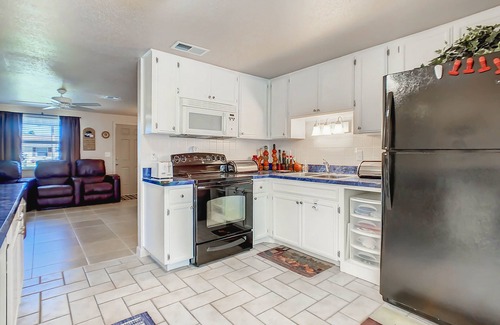 Venice Gardens Condo | Incredible Whole Condo with Heated Pool and Jacuzzi Next to Venice Island/Beach