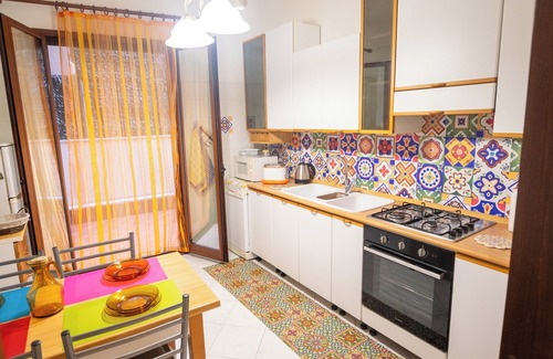 Aci Trezza House | Independent holiday home 5 minutes from the seafront and the centre.n