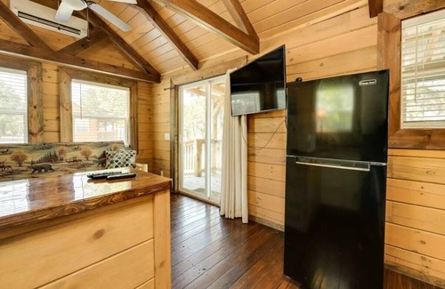Indian Point Cabin | Indian Point Cabin 2 near Silver Dollar City, Table Rock Lake & Branson