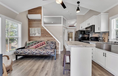 Indian Point Cabin | Indian Point Cabin 4 near Silver Dollar City, Table Rock Lake & Branson