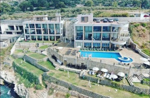 Kfardebian Hotel | Indigo Jungle Beachfront Exotic Room in Batroun