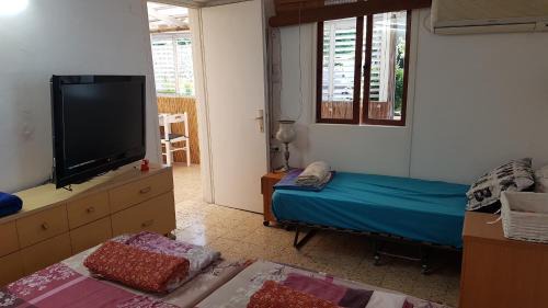 Qiryat Shaʼul Apartment | Indigo roof garden Apt. 1BR 1BA