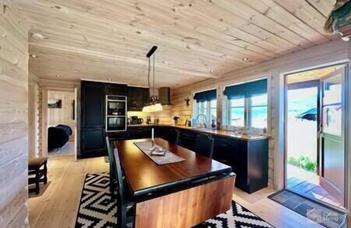Tyinkrysset Cabin | Indoor hot tub, views & nature, cosy family cabin at Filefjell